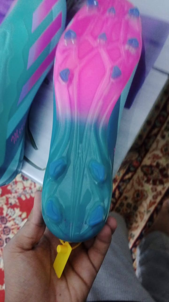 السلام علیکم شباب لابجين للبيع حذاء ميسي 2026 بدون قيطن السعر خاص قياس 45 سعر بلاش ***********
