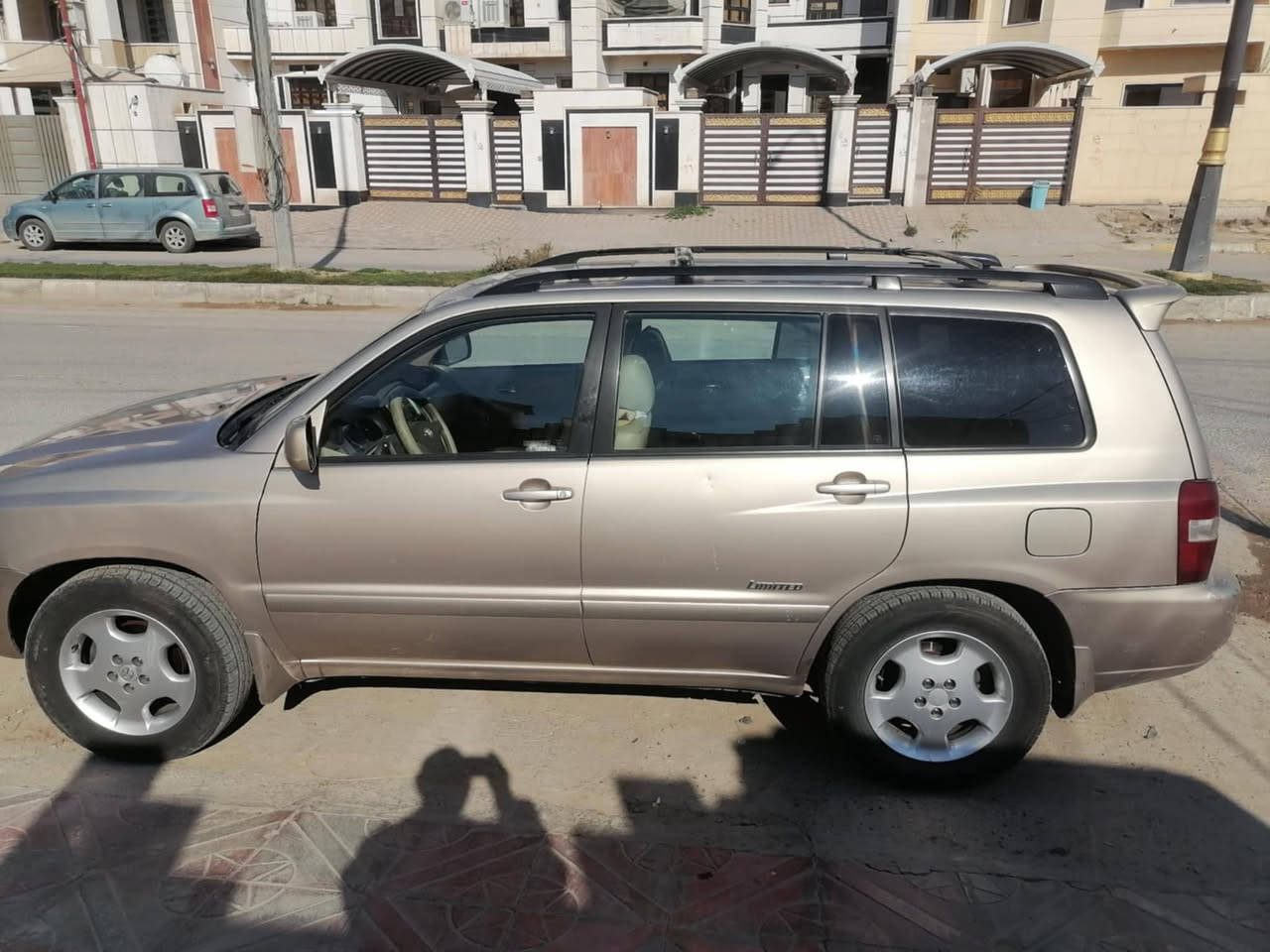 للبيع .....
هايلندر ٢٠٠٧ رقم بغداد الجديد  بإسمي .. سنوية لل ٢٠٣٠ ... محرك ٣٣٠٠ / ٦ سلندر .. لمتد.. مواصفاتها كثيرة ... بيهه رشح من چبنة المحرك الخلفية ...
السعر ١٠٥ ... وبيهه مجال ... مكانها الرمادي ... وتجي وتدلل ...
*********** 
***********
