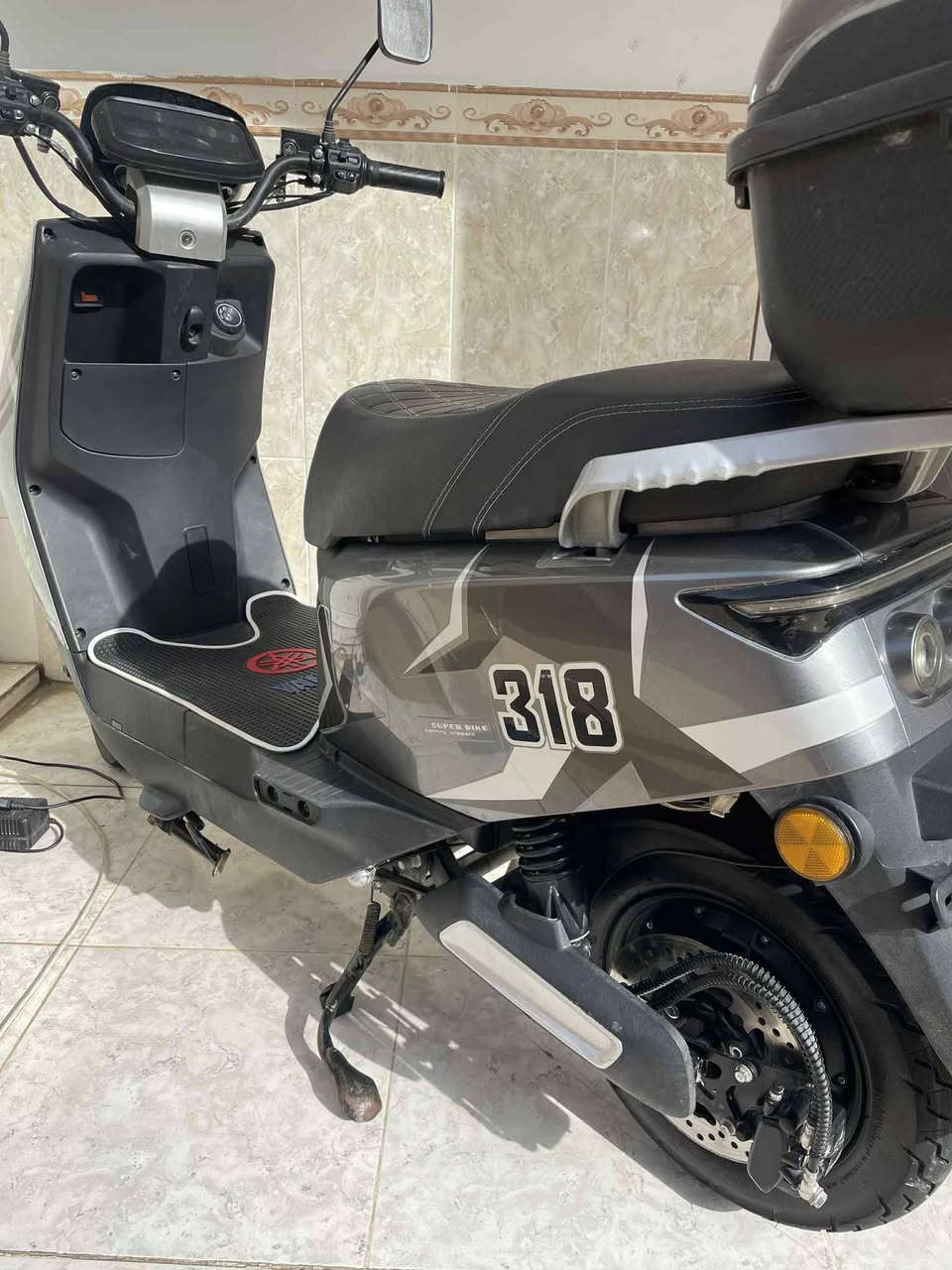 السلام عليكم ماطور للبيع 318. مواصفات   4 نمره. نضام الرجعو الي الخلف مثبث. سرعه.     بطاريتو 60 كليو بل شحنه الوحده مكاني موصل مزارع زيونه قرب المرور.   رقمي ***********. بي واتساب.        سعرو 625 بي مجال مو شراي لا يتعبني
