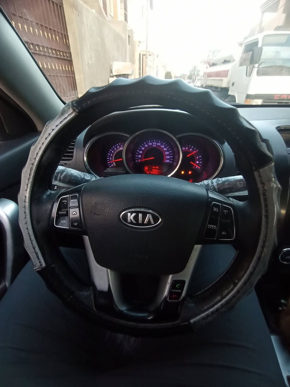 سورنتو 2013 كويتي 6 سلندر
‏
‏فول مواصفات بصمه ابواب وتشغيل 
‏
‏مكفوله من ضربه وصبغ بيه بارد بسيط 
‏
‏المحرك مبدل كازكيت وصارت بي خشونه شويه بس افتريت الفيتريه كله كالو ماعليه شي روح جنك طالع لسعوديه 
‏
‏ مكانه الانبار الفلوجه 
‏
‏السعر المطلوب 165  ورقه وبيه مجال بسيط 
‏
‏للاستفسار الاتصال على الرقم ***********
