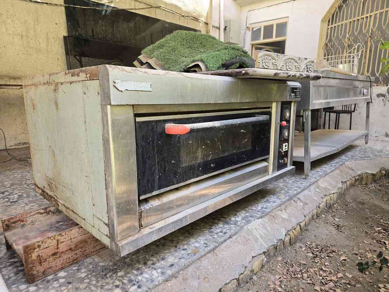 شوايه ايطالي مع فرن خاص بالبيتزا ومكينه ايطاليه لعمل الحمص بطحينه الخاصه بالمطاعم للبيع الغراض نظيفات وجاهزات ملاحظه مكلفين بالنشر للاستفسار اتصل ع الرقم ***********
