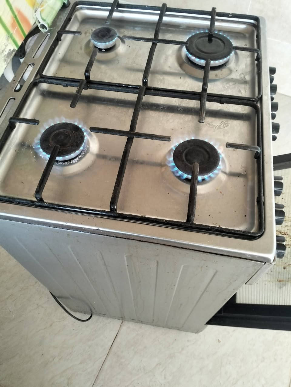 للبيع .كاونتر..طباخ...صحن انترنيت ..جرس...مروحة ..شراي يتصل..***********
