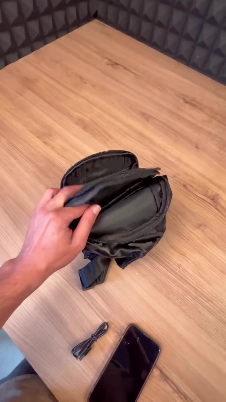 حقيبة عصرية مع مكبر صوت بلوتوث مدمج وإضاءة RGB.
الاستخدامات:

حمل المقتنيات الشخصية (هاتف، محفظة، مفاتيح) مع الاستمتاع بالموسيقى في وقت واحد.

مثالية لممارسي رياضة المشي، ركوب الدراجات، التخييم، والرحلات الشبابية.

يمكن استخدامها كمكبر صوت متنقل في التجمعات الخارجية.

توفر إمكانية الرد على المكالمات بفضل مخرج الميكروفون المدمج.

المميزات:

تحتوي على سماعة (سبيكر) قوية مدمجة في الواجهة الأمامية مع إضاءة RGB ملونة وتفاعلية.

تدعم خيارات تشغيل متعددة: (بلوتوث، TF Card، فلاش ميموري USB، وراديو FM).

منفذ شحن متطور Type-C لضمان سرعة الشحن وسهولة الاستخدام.

تصميم عصري جذاب متوفر بنقشة (المربعات الكلاسيكية) أو (التمويه العسكري).

محتويات الصندوق:

1x حقيبة مع مكبر صوت مدمج.

1x سلك شحن Type-C.

1x دليل التعليمات والتشغيل.

الملاحظات:

يرجى تجنب تعريض منطقة السماعة للماء مباشرة للحفاظ على الدوائر الإلكترونية.

يُنصح بشحن السماعة بالكامل قبل أول استخدام للحصول على أفضل أداء صوتي.

الحقيبة مبطنة من الداخل لحماية أغراضك، وتوفر جيوباً منظمة وسهلة الوصول.

القياسات:

أبعاد الكرتون: الطول: 20 سم | العرض: 9 سم | الارتفاع: 20 سم.

طول السلك: 50 سم.


**إذا كنت صاحب هذا الإعلان وتريد حذفه لأي سبب، رجاءا أرسل رسالة إلى الدعم الفني**
