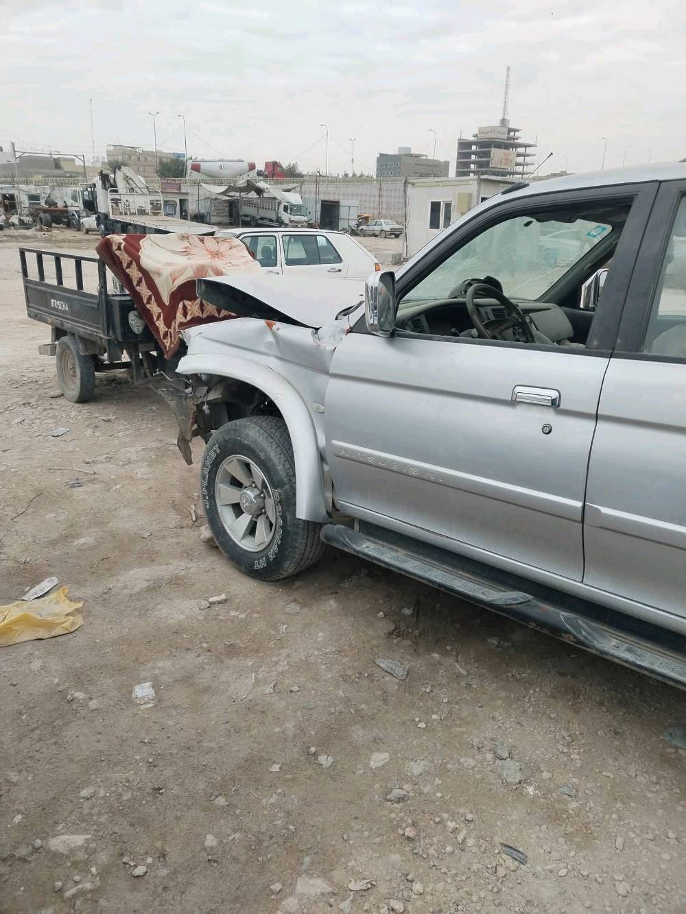 سيارة ميتسوبيشي بحالة تصادم للبيع. السيارة تحتاج إلى تصليحات جراء الأضرار في مقدمة السيارة. مناسبة للاستعمال لقطع الغيار أو للأشخاص المهتمين بتصليحها. اللوحة من بغداد، للاستخدام الشخصي. إذا كنت مهتم، يرجى التواصل لمزيد من التفاصيل.