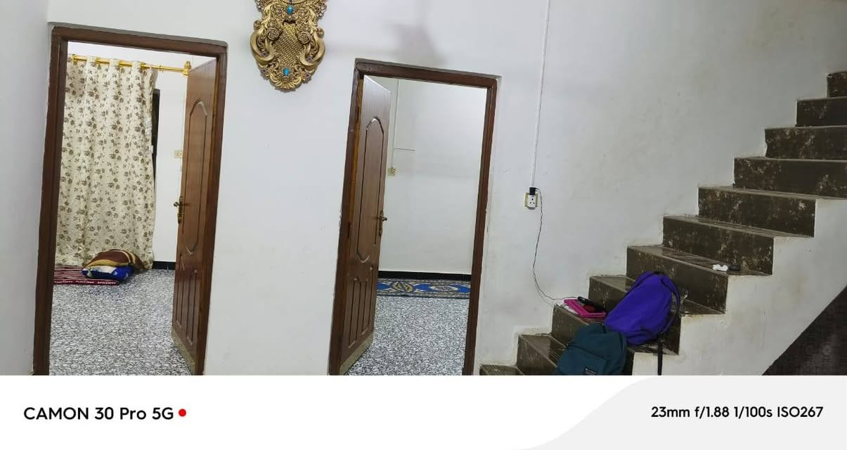 بيت  زراعي للبيع 500 متر بناء 200 وبستان 300  متر يحتوي على 15 نخله يحتوي على 3 غرفة نوم ديوانيه صاله كبيره هول مطبخ حمامات داخلي وخارجي صطح شتايكر البيت عكاده  البناء طابوق فقط العنوان خلف مستشفى التركي قرب مدرسة إبراهيم الخليل،، خدمات متوفره السعر 125 مليون للاستفسار *********** او *********** مكتب الكنز للعقار شارع السايدين للمستشفئ التركي
