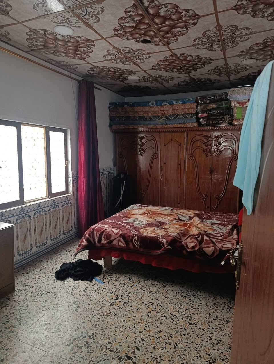 بيت للبيع ب شارع النفط مقابل كهوة بيت الطين قرب اسواق سيد علي  غرفتين وصاله ومطبخ واستقبال وحديقه وحوش كبير وترك كبير  الارضيه كاشي والجدران سيراميك وبياض بناء بلوك سقف شيلمان المساحه 250 مرقم بلديه يبعد عن الشارع 400 متر  ***********
