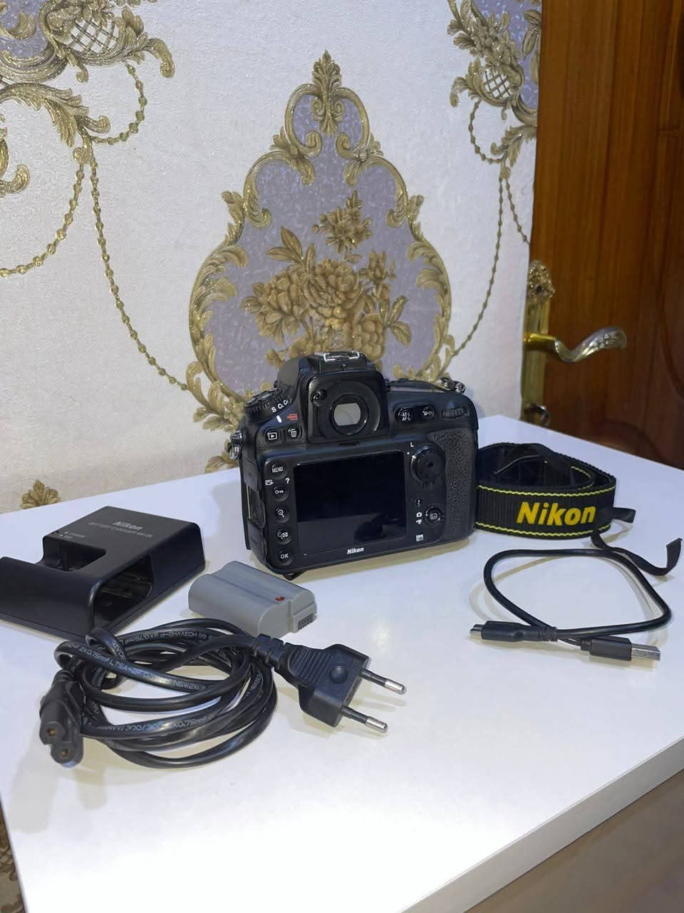 مكلف بالنشر
التواصل مع صاحب الكامره 
***********
نيكون D810 فول فريم
ملحقاتها شاحن بطاريه كفر جلاتين فيشة نقل رام 
الشتر 70K 
المكان بصره قرنه متوفر توصيل 
مواصفاتها ⬇️
الدقة: 36.3 ميجابكسل، مما يوفر صوراً غنية بالتفاصيل تناسب الطباعة بأحجام كبيرة.
المستشعر: إطار كامل (Full-frame) بصيغة FX من نوع CMOS.
بدون مرشح OLPF: لا تحتوي الكاميرا على مرشح تمرير منخفض، مما يزيد من حدة الصور ووضوحها بشكل ملحوظ.
معالج الصور: EXPEED 4، الذي يوفر سرعة معالجة عالية وتقليل فعال للضوضاء (Noise).
⚙️ الأداء والسرعة
حساسية الضوء (ISO): تتراوح من 64 إلى 12,800 (قابلة للتوسع لتصل إلى 32 أو 51,200).
سرعة الغالق: تصل إلى 1/8000 ثانية.
التصوير المتتابع: 5 إطارات في الثانية بدقة كاملة، ويمكن أن تصل إلى 7 إطارات في وضع DX عند استخدام مقبض البطارية.
نظام التركيز: 51 نقطة تركيز تلقائي (AF) بتقنية Multi-CAM 3500FX لضمان دقة عالية في تتبع الأجسام.

