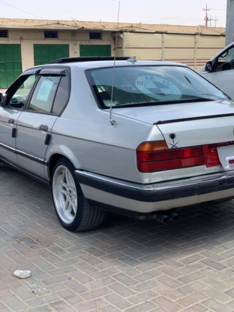 السلام عليكم بي ام735 موديل1990 كير محرك شرط صدر جديد تخم تاير جديد كشره يخبل داخل بجيس جوم كهربائية سلايت 3 طكات لايتات زنون رقم نينوى اخضر سنوية بيضة شرط تحويل وصاحبة جيراني ويل حاوية جديد كيجات شغالة تبريد شغال بس منقص غاز شاشة ايباد سستم صوت دوشمه جديدة جام امامي جديد سيارة مابيه نقص برغي مراوس ب525 اوتوماتيك مكان بيجي *********** ولحد يجيني يكلي دزلي صوره وشبيه مابيه الي يكلي هيج احضرة كبل جماعه الاوبل لحد يراسل خلاص

