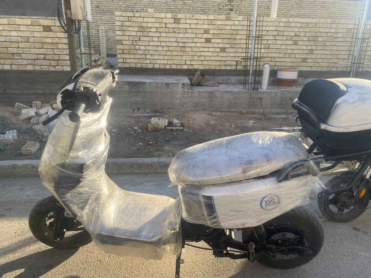 سلام عليكم 
شباب دراجه rs  وحيده ب العراق 7 بطاريات دبل  فقط الr/s 
 بطاريات جديد فولتيا كامله 
صندوق  داخلي و صندوق خارجي  سرعتها ٩٩ عداد 
حقيقي ٦٥  
ب الشحنه الوحده تمشيك ٦٠ كيلو 
  مميزات 
اشارات 
أضويه كامله لايتات 
٣ سرعات 
شلعه قويه 
و شاحنه اصليه مال دراجه 
ضربتها فقط ويل بي عواجً خفيف ميأثر عليك ب المشي 
وًبيكم تشوفون الصور فوك سعرها ٥٥٠ و بيها مجال  
مكان  بغداد حي الجامعه 

رقم التواصل *********** واتساب
