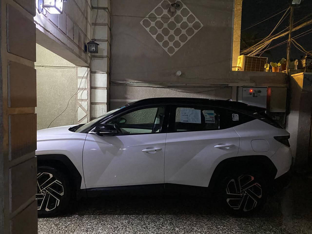 السلام عليكم لبيع توسان ٢٠٢٥
 مواصفاتها فوول
محرك ٢٠٠٠ 
بصمة  وتشغيل عن بعد 
كراسي كهرباء 
صندوق كهرباء 
تبريد بالكشنات 
تدفئ بالكشنات 
ويل ١٩
بردات خلفية 
شاشة كبيرة متصله 
تبريد خلفي 
توكلر
اوتو هولد
مانع انزلاق ومانع انحدار 
مري ترحيب وشفط 
شاحن واير لس 
هاند بريك بصمة 
اوتو هولد 
حساس أمامي وخلفي 
كامرة دوارة 
حساس تاير 
دشبول دجتال متغير 
لايت زنون متحرك 
داخل ابيض 
فول تحكمات استيرن 
ايرباكات 
هزه كامله
 السياره بغداد
عداد الكيلو متر 8000 
السعر٢٣٠ ورقه بيه مجال بسيط لشراي 
العنوان بغداد
***********
