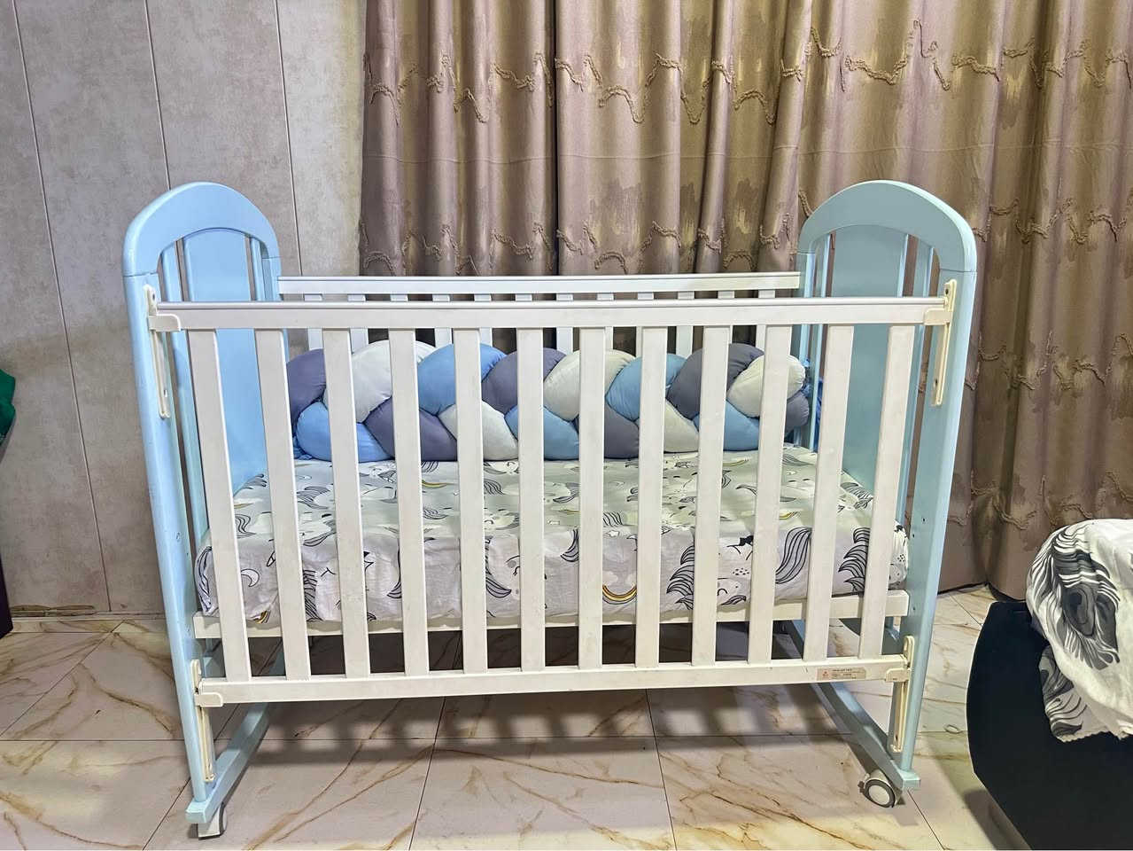 سرير اطفال لعمر ٣ سنوات  ينفتح  صفحه كامله من جهه سرير الام وبي تايرات من جوه يتحرك بسهوله وينقفل بسهوله واذا تشيلون التايرات يصير هزاز لونه ابيض وسمائي استعمال مده قليله ومثل مموضح بالصوره نظيف ١٠٠ نظافته اي كسر اي خدش مبي ينباع هو والفراش كامل سعره ب١٢٥ مكاني الصليخ الي يريده يتفضل خاص بغداد, العراق


**إذا كنت صاحب هذا الإعلان وتريد حذفه لأي سبب، رجاءا أرسل رسالة إلى الدعم الفني**