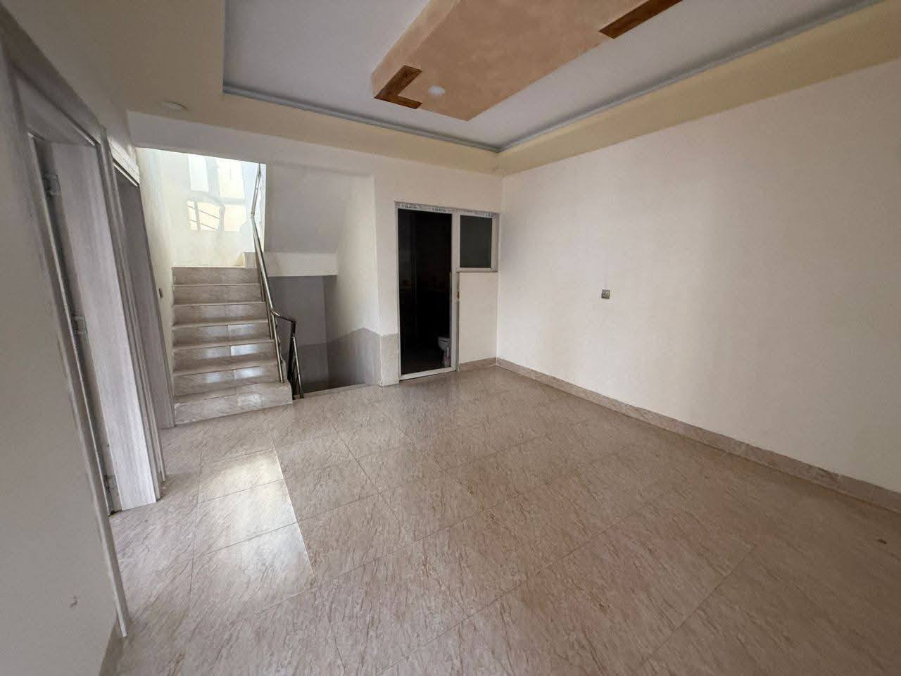 � أربيل – بيت للبيع في 5 حساروك
قرب شارع 120م – سوق سامان شيخاني

➖ المساحة: 130م
➖ طابقين – ركن

يتكون من ⤵️
▪️ 4 غرف نوم
▪️ استقبال
▪️ صالة
▪️ مطبخ
▪️ مجموعة صحيات
▪️ كراج

💰 السعر: 9 دفتر و20 ورقة

للاستفسار:

📞***********
📞***********
##عقارات #عقارات_سيفر #عقارات_اربيل #اربيل #بيت
