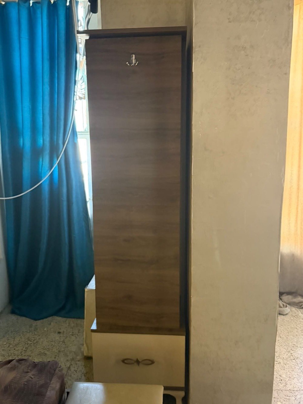 غرفه نوم تركي نظافه فول بدون كسر ولاشخط مكان كراده السعر ٣٥٠ الف ٩ قطع
شنو اسم/موديل الغرفة التركي بالضبط أو الشركة إذا موجودة؟: 
غرفه نوم تركي
أكو وياها فرشة/مخدات/كومودينات أو كلشي ظاهر بالصور فقط؟: 
دوشك طبي
السرير والدولاب شكد قياسهم تقريباً، وهل يكدرون ينفكون ويننقلون بسهولة؟: 
مخزن 
الإنارة الـ LED والمرايات والأدراج كلها شغالة تمام؟: 
موجود
السعر ٣٥٠ ألف نهائي لو بيه مجال بسيط للنقاش؟ وهل الاستلام من كَرّادة وين بالضبط؟: 
نعم