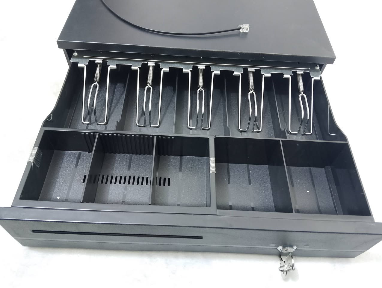 للبيع للبيع دُرج كاشير (أو دُرج نقود - Cash Drawer) الخاص بأنظمة الكاشير والنقاط الشرائية (POS)
يستخدم الكاشير  هذا الدرج لتنظيم وحفظ الفلوس والعملات المعدنية أو الصكوك في المحلات، السوبرماركتات، المطاعم، والمحلات التجارية.
يوجد فيه سلك توصيل (RJ11) يربط مباشر بطابعة الفواتير (Receipt Printer) أو بنظام الكاشير، حتى يفتح الدرج تلقائياً أول ما تطبع الفاتورة أو تتم عملية البيع، وممكن أيضاً فتحه يدوياً بالمفتاح. السعر 30000 التواصل واتساب ،(***********)
