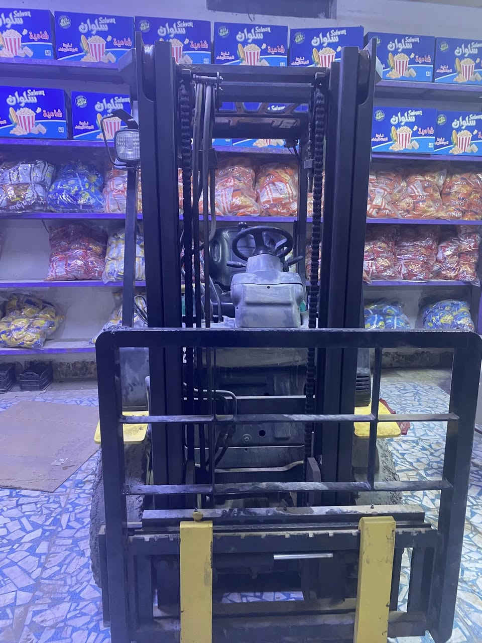 السلام عليكم لبيع رافعه شوكيه 2008 بانزين 3 ركات طنين ونص السعر 65 وبيه مجال ***********
