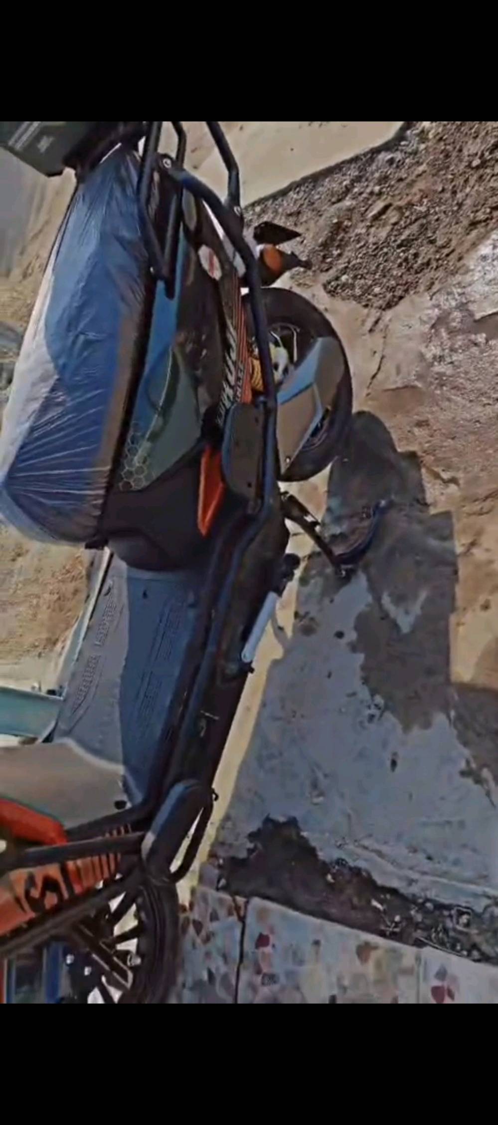 سلام عليكم دراجه طاعون شحن موديل 2026 ملف ٢٠٠٠ 
٦ باتري تمشيك70 كيلو السرعه ٩٠ حقيقي اربعه كير الدراجه مستخدمه فقط شهرين سعر 900الف وبيها جمال العنوان بغداد الرقم *********** 