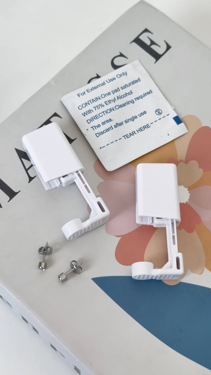 ثاقب الأذن مع أقراط – 2 قطعة
الاستخدامات
لثقب الأذن بسهولة وأمان في المنزل أو في صالونات التجميل.
مناسبة للرجال والنساء من مختلف الأعمار.
يمكن استخدامها لثقب الأذن، الغضروف أو أماكن أخرى مشابهة بعد التعقيم الجيد.
المميزات
تصميم مدمج وآمن بآلية ضغط دقيقة تتيح ثقبًا سريعًا وخفيف الألم.
تأتي الإبرة معقمة وجاهزة للاستخدام لمرة واحدة فقط لضمان النظافة التامة.
مصنوعة من مواد بلاستيكية عالية الجودة مع إبرة فولاذية مقاومة للصدأ.
سهلة الاستخدام دون الحاجة إلى أدوات إضافية أو خبرة مسبقة.
تحتوي المجموعة على أقراط صغيرة أنيقة مباشرة ضمن جهاز الثقب.
مرفقة بمسحات كحولية لتعقيم المنطقة قبل وبعد الاستخدام.
محتويات الصندوق
عدد 2 ثاقب أذن مع التراجي المدمجة.
عدد 2 مسحة كحولية معقّمة بنسبة 75% لتعقيم البشرة.
الملاحظات
بسعر 15الف مع التوصيل


**إذا كنت صاحب هذا الإعلان وتريد حذفه لأي سبب، رجاءا أرسل رسالة إلى الدعم الفني**