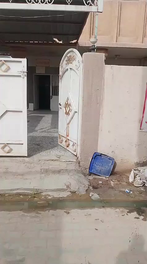 السلام عليكم بيت للبيع
المساحة260م 
العنوان / حي العسكري شارع التفاحة قرب مولدة احمد داود 

للاستفسار /***********/***********
