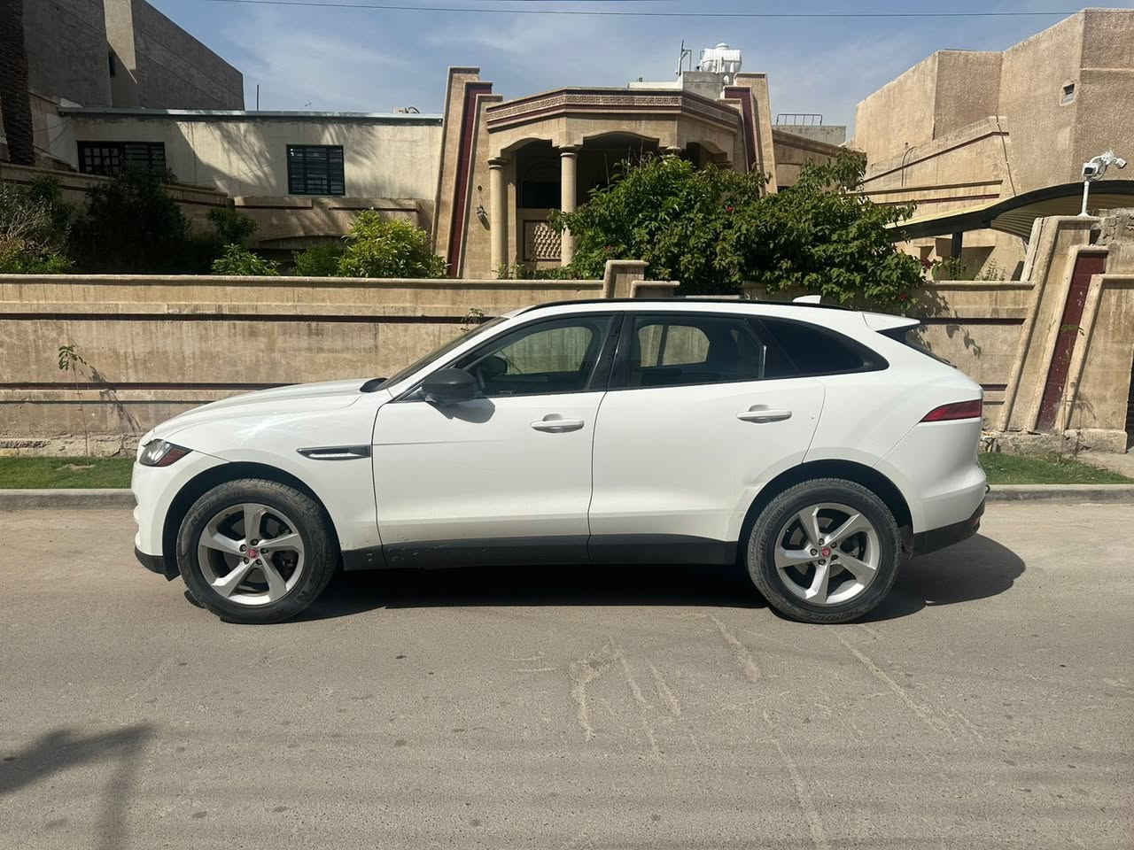 جكور f-pace
مديل ٢٠١٧ 
السيارة فل مواصفات
فتحة سقف بانوراما
تحكم ستيرن
كروز كنترول 
اوتو درايف
تبريد قطعتين
كشنات تدفئة 
خزن ميموري للكشنات
السيارة تعتبر شبه كلين تايتل ماعدا الضربة بالباب الخلفي بشكل سطحي ومرجعة بارد
التواصل حصرا واتساب 
***********
