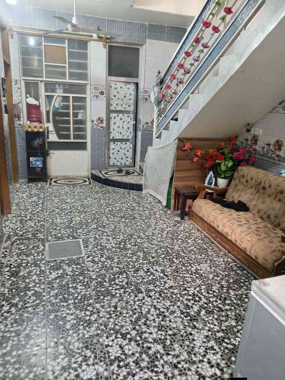 من رخصت صاحب الكروب عندي بيت للبيع مساحة ١٠٠ متر الواجهة ٨متر والنزال ١٢ يتكون من (٣) غرف نوم + استقبال +مطبخ مفتوح +منور+صحيات عدد(٣) الموقع الشعلة عل غربي فرع حسين كابريتر (مع اثاث تخم عدد٢ و سبلت كنتوري+ مكيفات عدد٣) للتواصل مع صاحب البيت الرقم (***********) او (***********)
