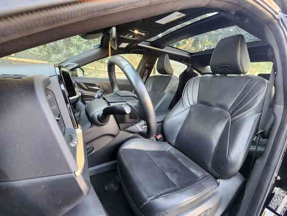 السلام عليكم 
تيوتا كراون لمتيد هايبرد وارد امريكي
‏TOYOTA CROWN 2023 LIMITED  
حجم المحرك : 2.5 هايبرد AWD
 ضرر السياره : جاملغ وباب عكس السايق/ جاملغ معدل وباب امبدل اسود بلادي - سونار موجود بجم كبس
المسافه المقطوعه : 35 الف كيلو متر
حالة الايرباك : بردة باب عكس السائق والي وراه
سعر السياره : 266$ و بيه مجال
رقم بغداد بسمي تحويل ثاني يوم

#مواصفات
بصمة
 بانوراما 
مقاعد جلد
 تبريد و تدفئة مقاعد
مقاعد خلفيه تدفئة
كراسي كهرباء
 خزن مقاعد
دخول ذكي اربعة ابواب
تدفئة ستيرن 
رادارات امامية و خلفية و جانبية
 نقطة عمياء
مري قلاب ويه البك
سستم سماعات jbl 
توقف ذاتي 
لايت 4 عدسات 
اوتو هولد 
تبريد قطعتين 
سايد بريك بصمة 

للاستفسار اكثر اتصل 
☎️ *********** بيه وات ساب
مكان السياره بغداد الكرخ
