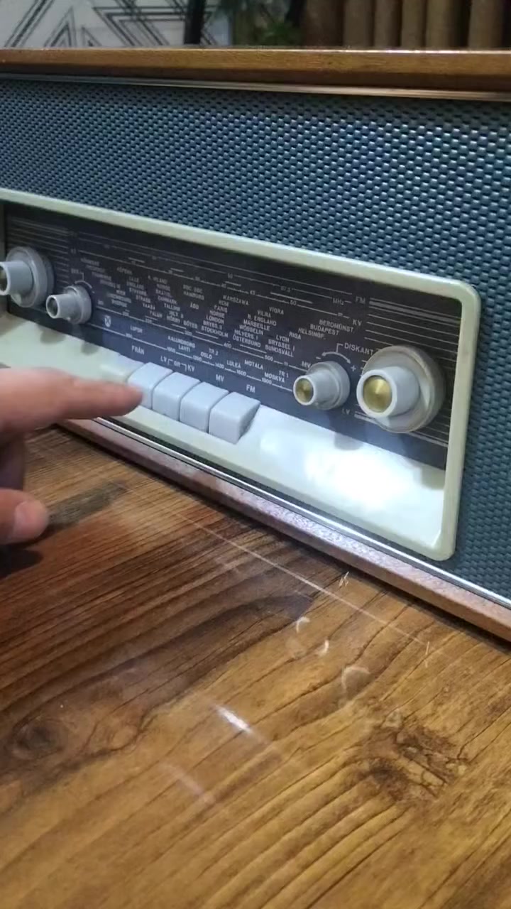 راديو فيلبس انتيكا لمبات انتاج نهاية الخمسينات مصنوع من الخشب وواجهة معدنية زيتونية نادرة جدا ضمن اصدارات هذه الشركة. يلتقط موجات FM وبقية الموجات المتوسطة والقصيرة وذو صوت ستيريو دافئ.
الحالة ممتازة. عرض الجهاز ٥٠ سنتيمتر وطول وعمق ٢٠ سنتيمتر.
الجهاز يعمل بكفاءة كما معروض في الفيديو المرفق، وبسعر ٢١٠ الف، ويتوفر توصيل بتغليف محترف إلى كل المحافظات.


**إذا كنت صاحب هذا الإعلان وتريد حذفه لأي سبب، رجاءا أرسل رسالة إلى الدعم الفني**