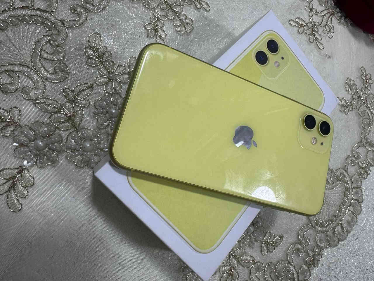 ايفون 11 عادي مكفول من الفتح والصيانه ذاكره 128 الجهاز وتر بروف بطاريه 68 ضمان بالشحن يوم ملحقاته كارتون وراس شاحن للاستفسار *********** ابو حسين
