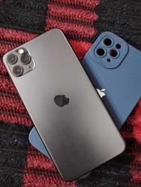 ايفون ١١ برو ماكس  ذاكرة ٢٥٦  بطارية ٨٢  جهاز فقط مبدل شاشة أصلية  مكا...