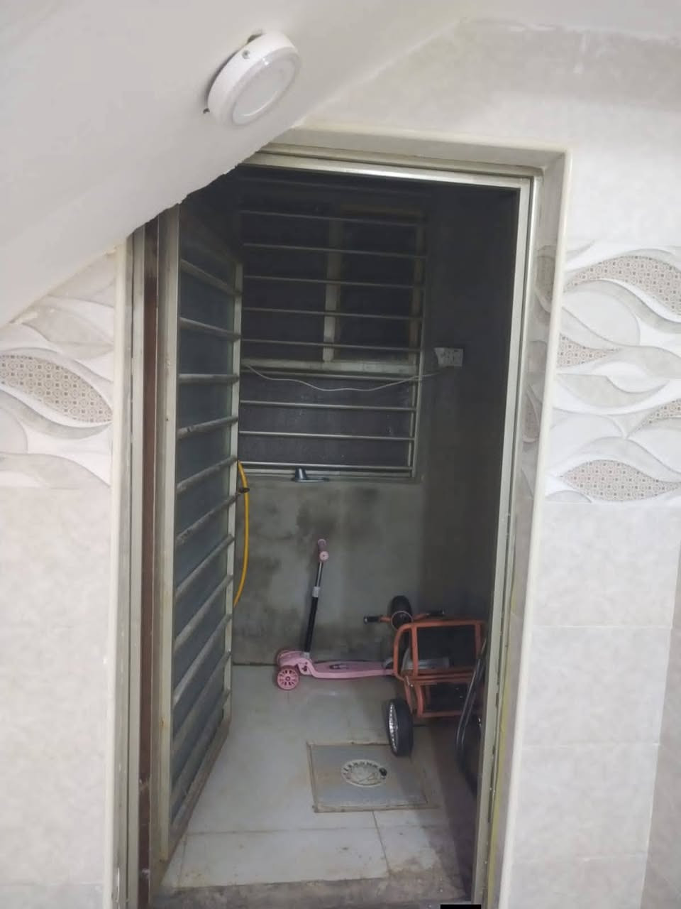 ***********بيت للبيع 100متر بل خط اول شرط
 .. أو تساب
بيت جناي سعره بلاش 40 وبيه مجال بيت على شارع المطار مقابيل ملحق القريه ماء وكهرباء واتبليط الحد باب بيت طابو زرعي سند 25 بناء طابوك جمهوري صب كونكريت سيراميك بورسلين ثقيل الاستفسار خاص او اتصال على الأرقام التالية
