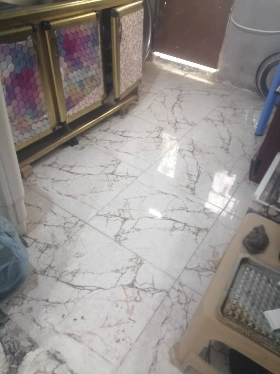 للبيع بيت مساحه ١٠٠ متر طابو زراعي مجمع الجوادين السكني منطقه سيد حبوب وكل الخدمات متوفره سند ٢٥ ومداور سهم بطابو شغل درجه اولى اساس كونكريت مكون غرفتين وصاله ومطبخ وصحيات وبراني ومناور وصحيات خارجيه وداخليه السعر ٢٤ مليون وبيه مجال للشراي كهرباء ماي شوارع مرتبه ضوئي اناره ليليه مولده ***********
