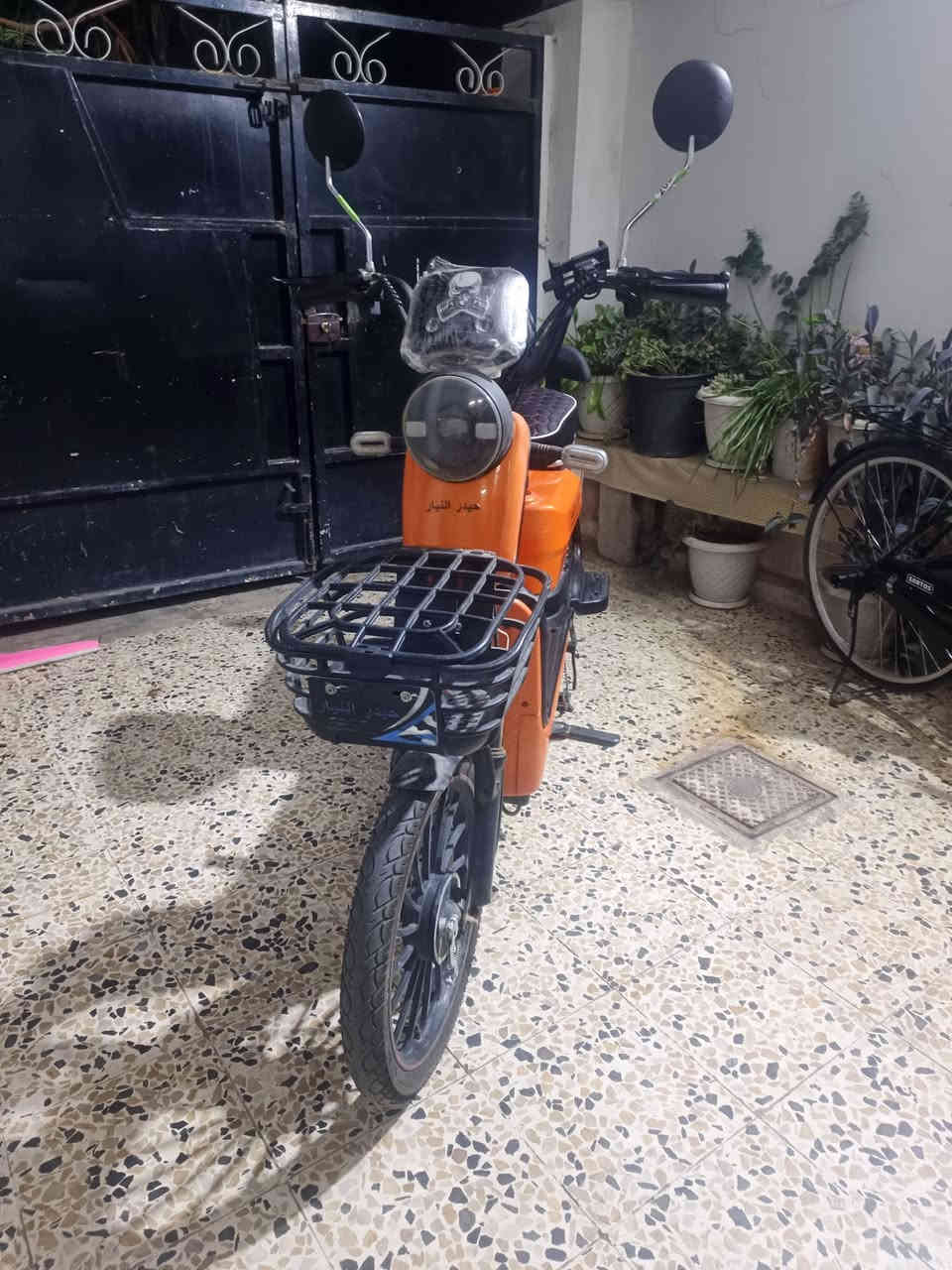 سلام عليكم دراجه شحن حجم 20حيدر النيار خمس بطاريات نضيفه وجديده مكان سعرها 300 تواصل *********** واتساب وموجود مازنجر مكاني حي عدن
