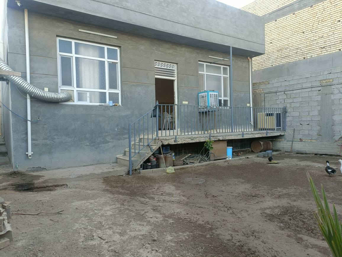 ربع دونم للبيع المساحة.625 متر  12,5*50 مقابل الجزيرة السياحية يقع على شارعين يحتوي على دار بمساحة 230 مع حديقة امامية و حديقة خلفية  وكراج يتسع 3سيارات و الدار مكون من  3 غرفة نوم مع حمام عدد2 مع صالة ومطبخ واستقبال 
           للاستفسار الاتصال بالرقم/ *********** بغداد, العراق
