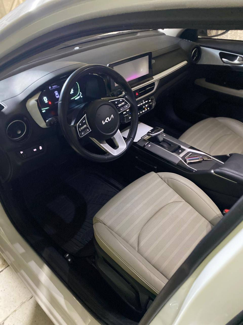 السلام عليكم ورحمة الله
كي ثري موديل ٢٠٢٢ للبيع مكفولة من الحادث

مواصفات الداخل جلد ابيض 

ماشية ٥٧ قابل للزيادة 

السيارة نظيفة جدا واستخدام شخصي وكله بانزين محسن ودهن ادينول 

بيها رصعتين خفيفات بالبنيد فد شوية اصورهن 
السعر ١٢٨ 

***********
