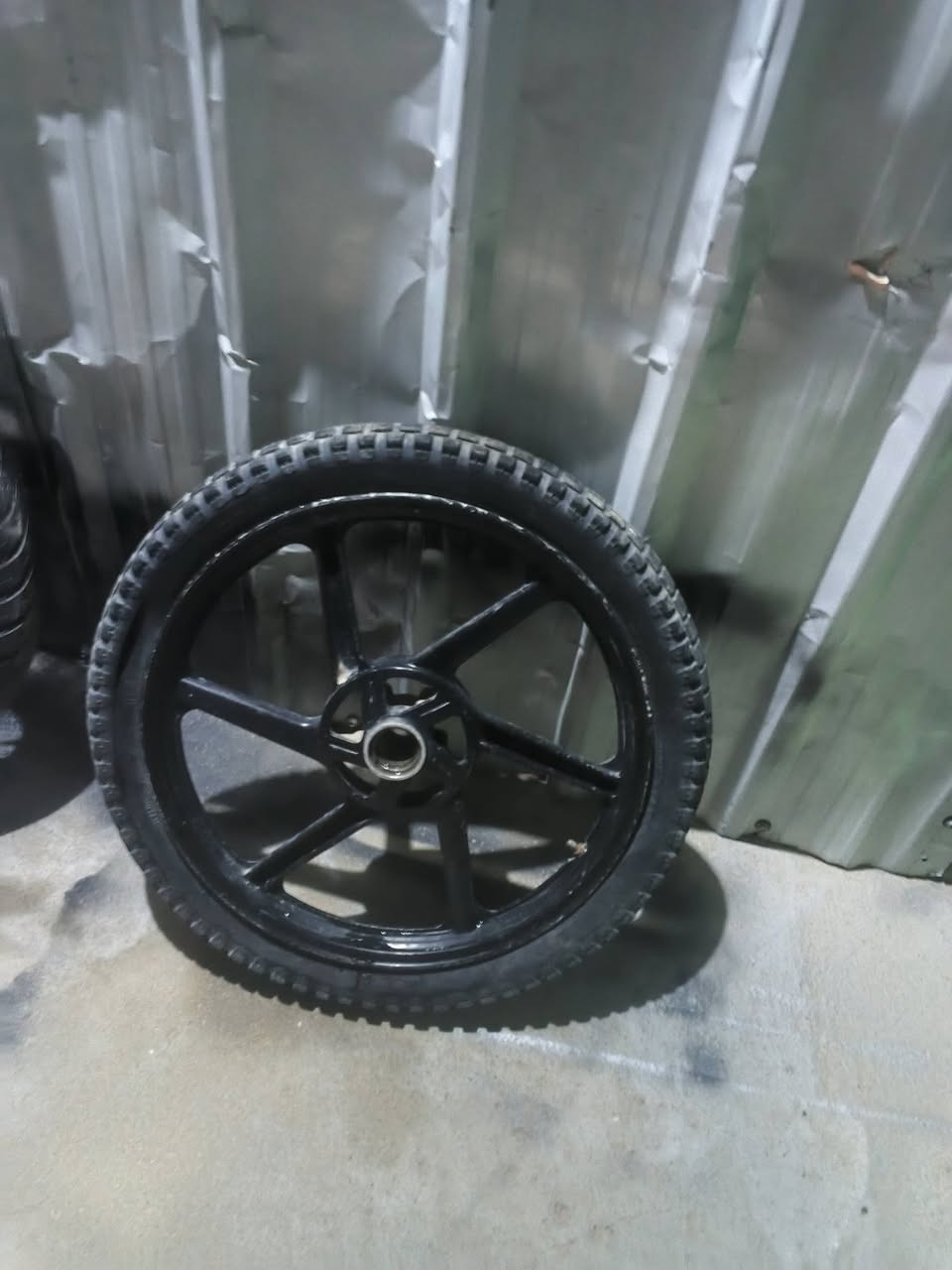 سلام عليكم 
زوج ويل مال سايم +
تايرات التاير خلفي جديد ول امامي تعبان 
ول اوياله نضاف مابيهن عاوج قيم بل يرضي الله وخذهن 
‏‪***********‬‏
