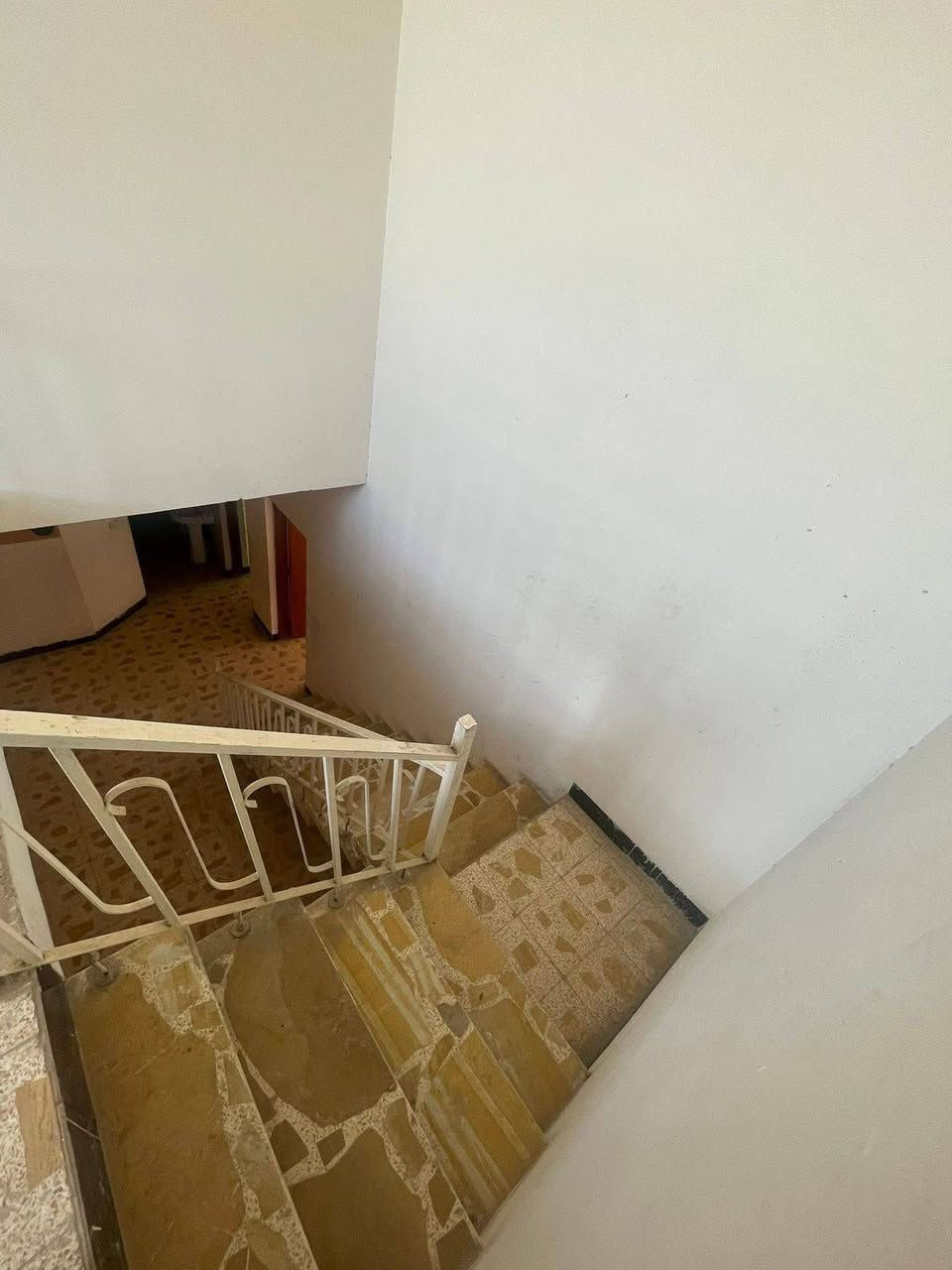 بيت للايجار بشارع ٦٠ يم حراير مجمع اليرموك مكون من ٣ غرف نوم كبار وهول ومجموعه صحيه ومطبخ مابيه كراج السعر ٣٠٠ الف قفل للاستفسار التواصل واتساب ***********
