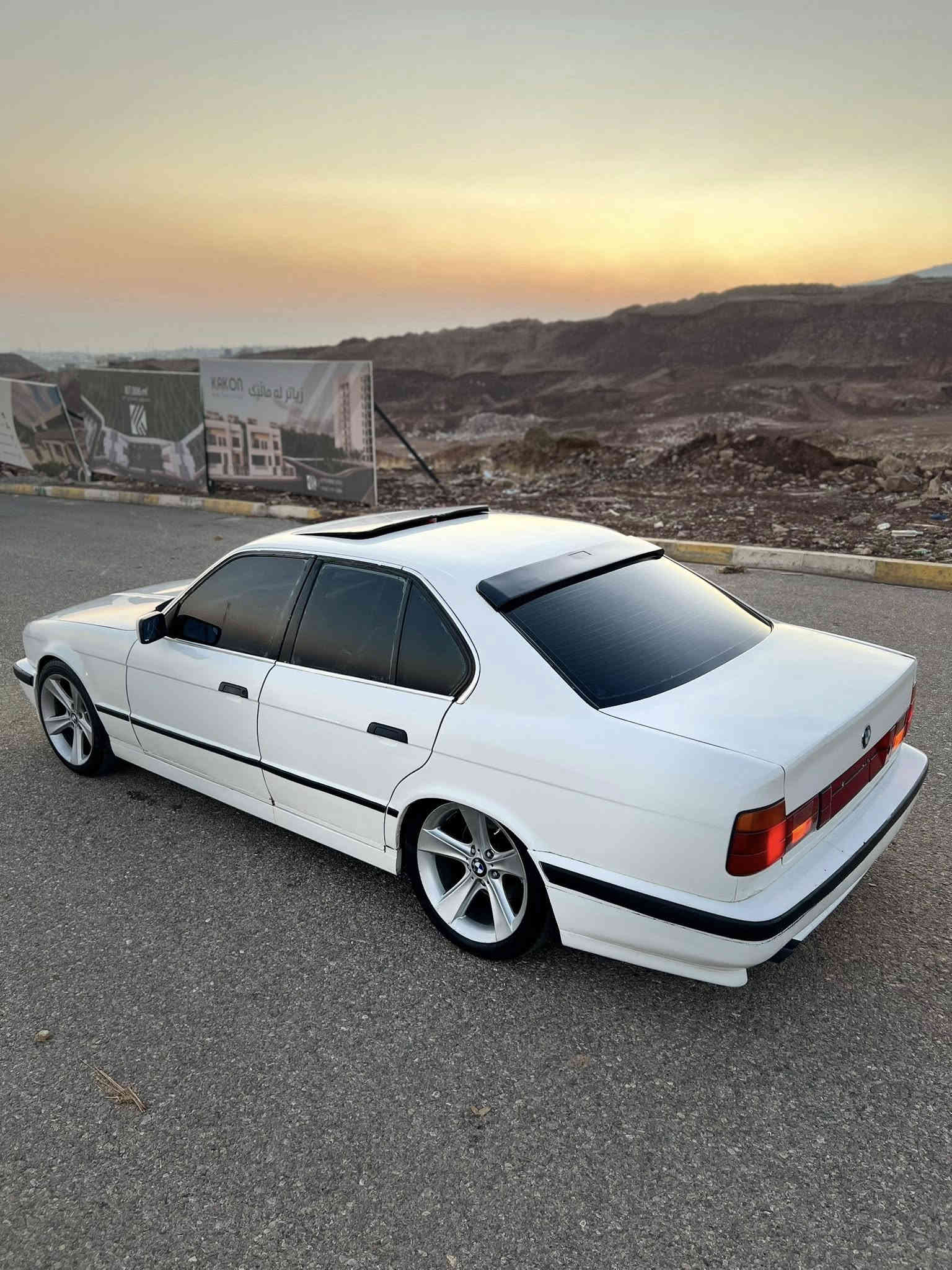 ماشەڵا لە ماڵی هەموولایەک
BMW1991
520 گێڕ عادی 
سلایت 
چوار جام کارەبای
٦ کەلە
نموونە لە جوانی 
دەعامی پێشوو دوای M 
چوار تایەو ویلی لۆک
٩١قەپاتی گێر عادیە
کارەبایەتی گشت گیانی بەشەرت 
مەکینەی حەفتەیەکە بۆی بەستراوە دوکەلو دەنگو بوخاری نیە بە شەرت 
جەمپەکی کەمی پشتی هەیە 
موسو بڕاوەو وەڕگەڕاو بە شەرت 
ڕێک لەقوەتی خۆی بێزارە 
چرکەی تیا نیە 
رەقەم هەولێرە ئەوەلیاتی بەشەرت 
سەیارەکە بەناو ناکرێ بەس ئەوەلیاتە 
بە سعرێک دەیفرۆشم خوار بازار ٣٢$ مەجالێکی کەم 
شوێنم کۆیە 
***********
***********
