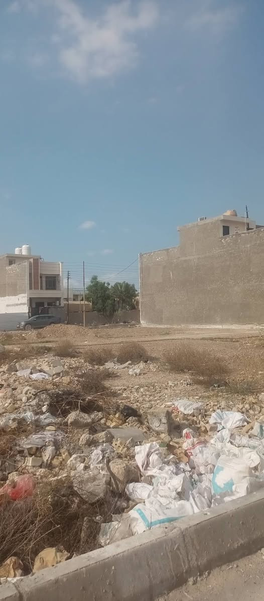 السلام عليكم ...بيتين للبيع مساحه الواحد 100 متر زراعي ملك صرف 25 إقرار محكمه واجها 5×20 بناء من الأساس قيد التشطيب يسلم مفتاح كل بيت يتكون من 3 غرف نوم + صاله وحولي مطبخ  + صحيات عدد 2 المنطقه  كامله الخدمات ماء مجاري تبليط كهرباء انترنت موقعها الغزالية مقابيل جامع الحديثي للاستفسار عن السعر وباقي التفاصيل الاتصال ع ***********
