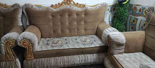 السلام عليكم من رخصت الادمن تخم قنفات  وحده كبيره وثنين وصط وكراسي ثنين  سعر ٥٠٠ شراي  تصل ع رقم *********** عمارة
