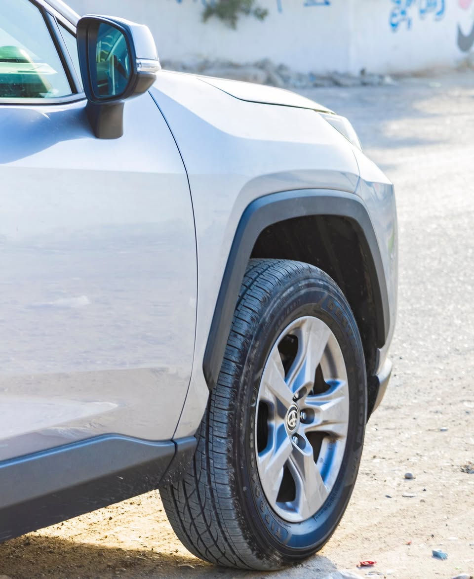 السلام عليكم
سيارة راف فور XLE موديل 2025 زيرو للبيع حادث موضح بل صوره

موصفات السيارة 

تدفئة تبريد مناخين 

قطعتين تبريد

 اشاير بل مري

كشنات كهرباء

تبريد قطعتين 

فتحة (سلايد روف)

رادار امامي 

رادار جاني 

رادار خلفي

صدوك كهرباء 

رقم 
‏***********
