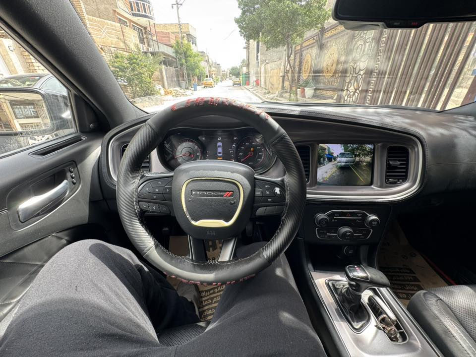 السلام عليكم
جارجر  SXT +
موديل : 2019 
ماشية : 131 الف
المواصفات 
بصمة 
تشغيل عن بعد 
شاشة 
كاميرا 
كشنات كهرباء جلد تدفئه تبريد  
تحكم ستيرن جهتين 
كروز سرعه 
نظام ايكو 
نظام سبورت 
قطعتين تبريد 
مكينة 6 سلندر 
3600
 
لد امامي 
لايت زنون 
بلوجكتور زنون 
 
حساسات 
ويل كب بلاك ٢٠
(رقم بغداد الجديد تحويل ثاني يوم )
الحادث :فقط طخه بلباب راجع بارد وهنا بلعراق نصبغ البنيد .بدون ايرباكات
(صور الحادث مرفقة ) 
العنوان : بغداد زيونه 
السعر : 208  
للاستفسار
***********
