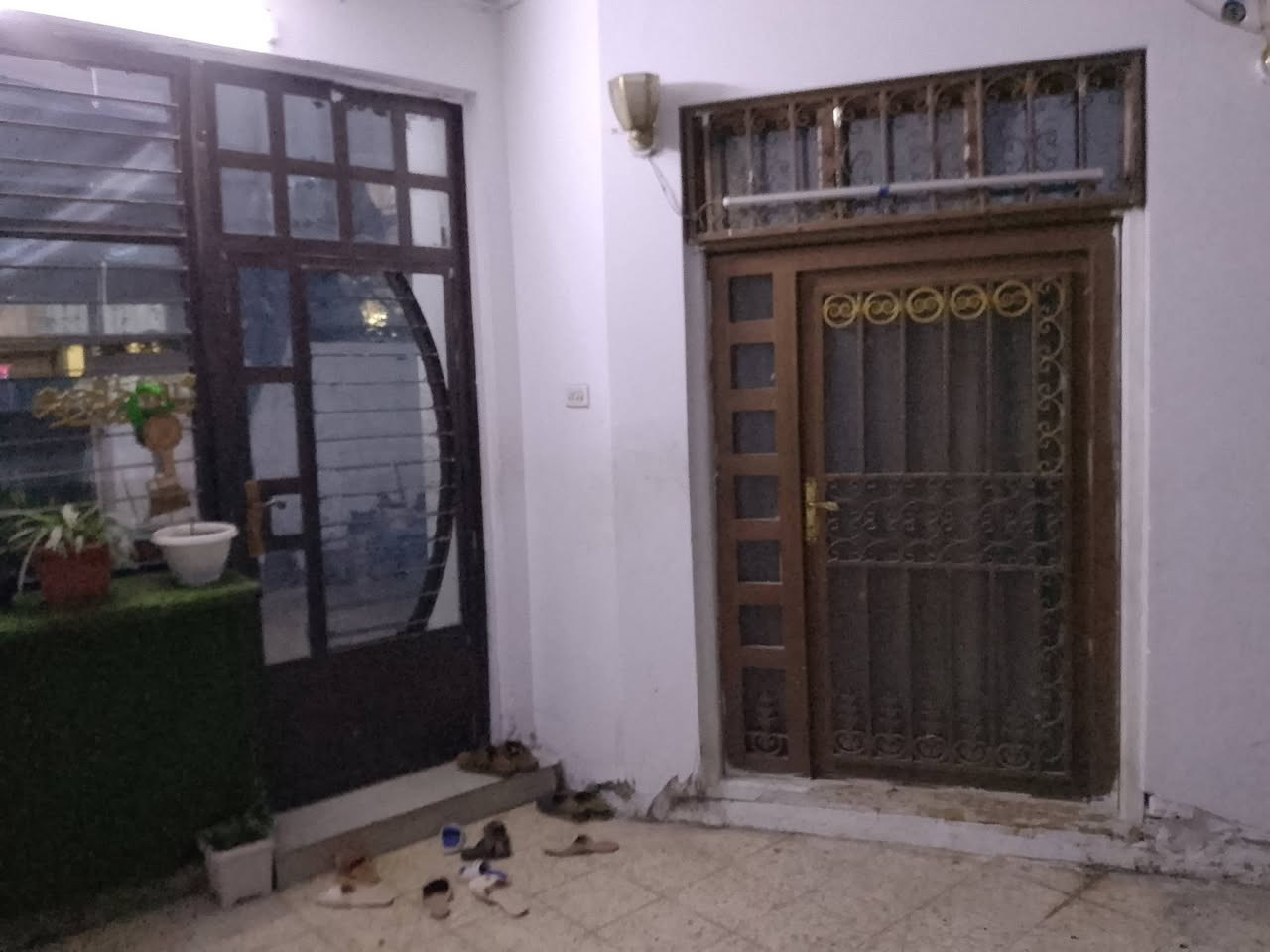 السلام عليكم
دار للبيع مساحه ١٥٠ 
واجهه ٧ و نص نزال ٢٠
٤غرف نوم
عنوانه البنوك الضباط قرب مدرسه دمشق
***********
