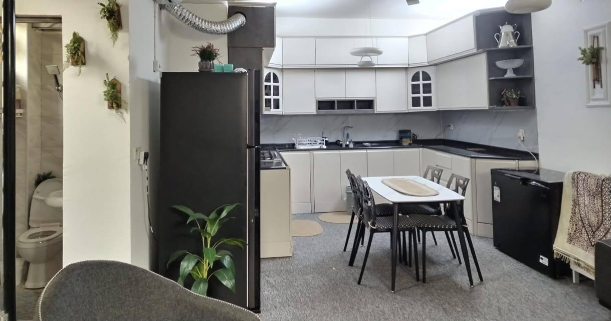 بيت ٢٠٠ متر بسعر ٣٨٥
بيت ومشتمل للبيع في الغزالية شارع الضغط

المساحة ٢٠٠ متر بيت جدا جدا نضيف والصور واضحة
الواجهة ١٠ متر النزال ٢٠

الطابق الارضي من البيت يتكون
 من كراج كبير ومطابخ عدد ٢ حار وبارد
وصالة كبيرة وغرفة نوم وحولي 
والطابق الثاني غرفتين نوم

المشتمل يتكون 
من صالة كبيرة مع مطبخ مفتوح وصحيات
والطابق الاول يتكون من ثلاث غرف نوم مع 
صحيات

ملاحظة البيت عن المشتمل مفروز فقط بيبان خشب 
يعني من الممكن فتح البيبان ويصبح بيت واحد
السعر ٣٨٥ مليون وبيه مجال بسيط
للاستفسار اكثر اتصل على الرقم ***********

الموقعالغزالية قريب نهاية شارع الضغط فرع الحديقة او الموكب على جهة يسار شارع الضغط الشارع المؤدي الى جامع السيدة زينب البيت الثالث
