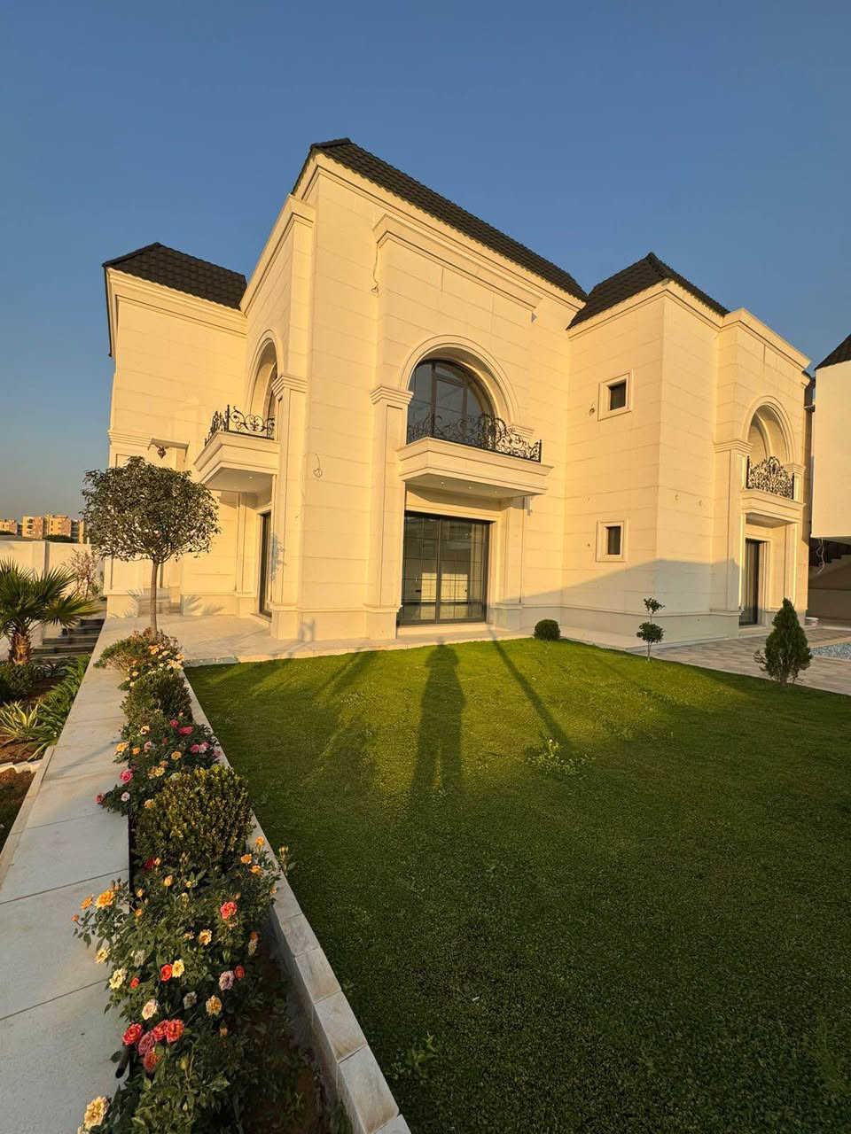 اعلان كود 120 
فيلا للبيع في كنجان ستي

مساحة 1400 م 
يتكون من 7 غرف نوم   كل غرف بي سويت 

مصبح + جلسة عربية + جيم + باربويكي 

فيلا صفر  نظام شوفاس +دكتات +حريق 

للستفسار اكثر اتصلو على ارقام الثالية 
*********** أربيل, العراق
