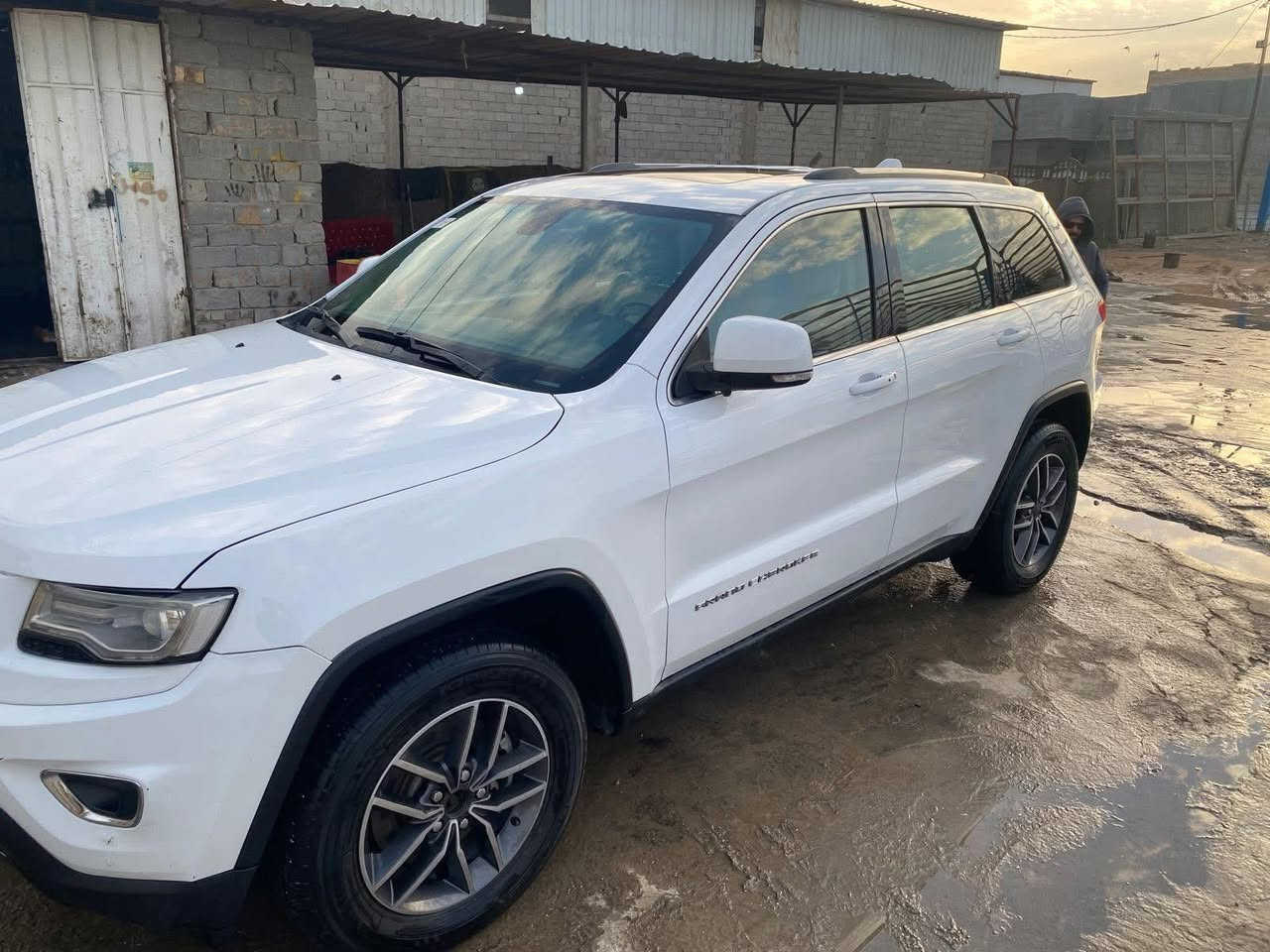 جيب 14 خليجي 
 حجم المحرك 6سلندر 3600 
*ماوس وضعيات قيادة الفور ويل
 *السياره فتحه
*غرفه السياره عسلي جلد 
*اناره ترحيب 
*بصمه دخول ذكي
بچم كبس شركه 
*كشنات الامامي كهرباء
 *ويل حجم 18
*خزن وضع المقاعد والستيرن
 *هوك امامي خلفي
 *شفتات ستيرن
 *كاميرة خلفيه
 *حساسات أمامية خلفي
 *دبل اكزوز 
*مرايا قلاب مع البك
 *تعتيم مرايا 
*ستيرن كهربائي متحرك
 *كشنات تدفئه وتبريد امامي خلفي
 *ستيرن تدفئة 
*كشنات حار بارد 
*لد امامي 
*لايت زنون 
*زراك لايت
 *سستم صوت 9سماعات 
*دمام خلفي 
*إشارات مري 
*كير طياره 8نمر 
*تحكمات ستيرن فول
 *تدفئه مرايا جانبي
 للاستفسار الاتصال ***********
مكان السياره حله مركز المدينه  
ملاحضه السياره بيها صبغ 3 قطع بدون دواخل  السعر 185وبيها مجال  قليل اعتذر عن المراوس
