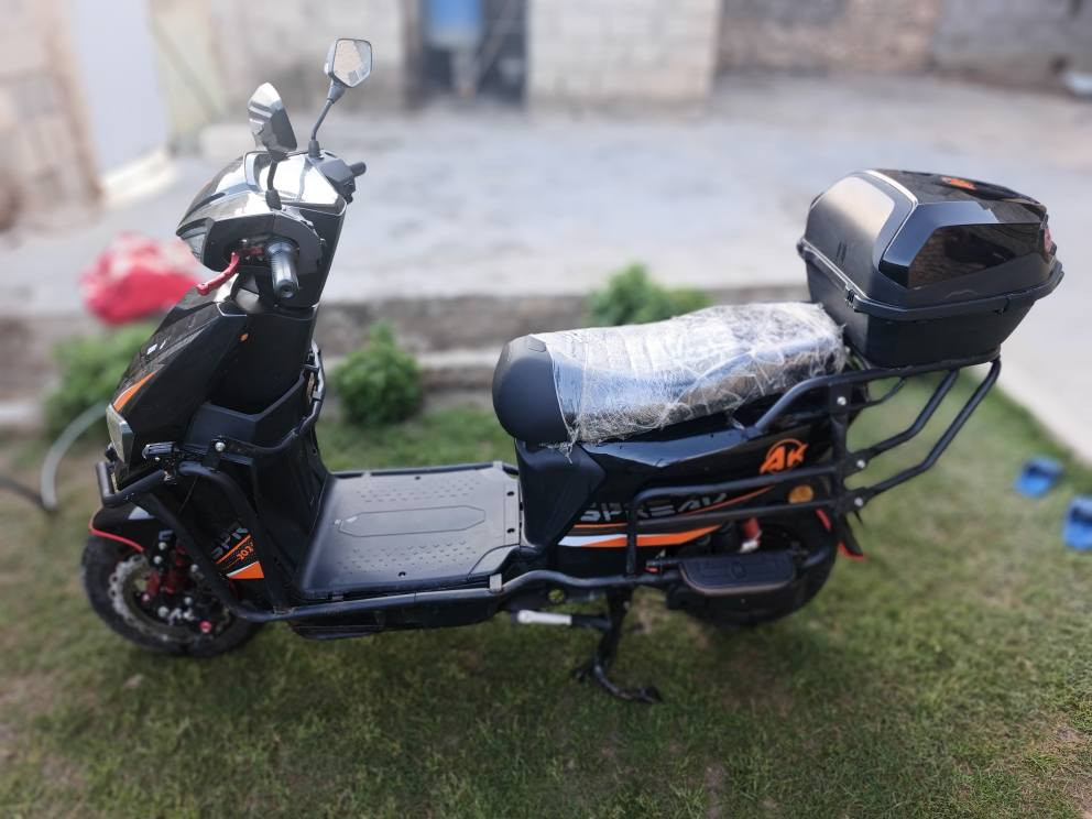 السلام عليكم
للبيع دراجه شحن نوع AK الدراجه نضيفه جدا 
لون اسود الدبلات غاز ، بطاريات 6 ليثيوم وشاحنته الاصليه تاخذه مال جناي السعر 600
الاتصال *********** او مراسله الحساب
