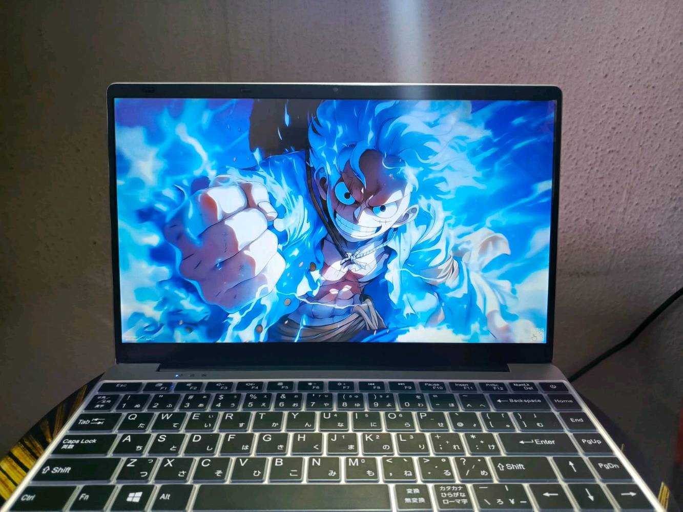 اخوان هذا اللابتوب ياباني مدري صيني المهم جديد بالكارتونة ما مستعمل مثل ما موضح بالصورة نظامه والذاكرة مالته يفيد الناس اللي يحبون يباعون انمي مسلسلات افلام برامج اوفيس وورد باوربوينت والجودة مالته تخبل يشغل 4k كيبورد انكليزي وياباني  ما يفيد للألعاب والتصميم وياه الشاحن مالته الاصلي وماوس الشراي يدخل خاص وسعره ١٤٠ الف