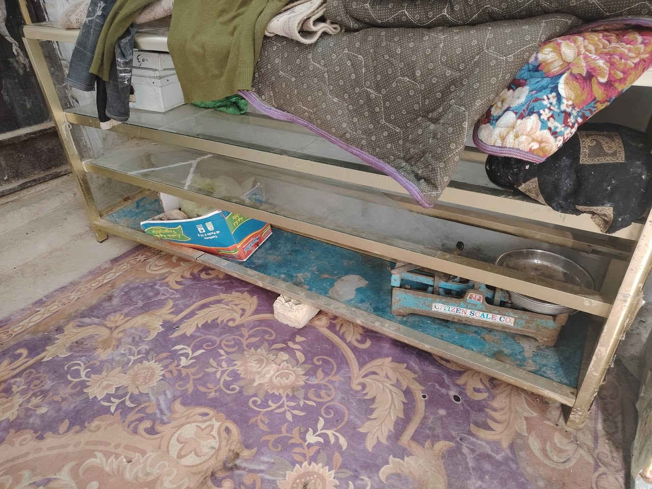 سلام عليكم عندي رفوف مال محل البيع وعندي جام خانه البيع نضيفت كلش ***********
