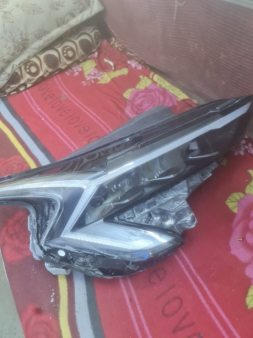 السلام عليكم
لايت k5 موديل 25 

شكل خليجي طرف سكن ( اليمين ) 

شغال كل عيب ما بيه للبيع 

قيم واخذ
***********
