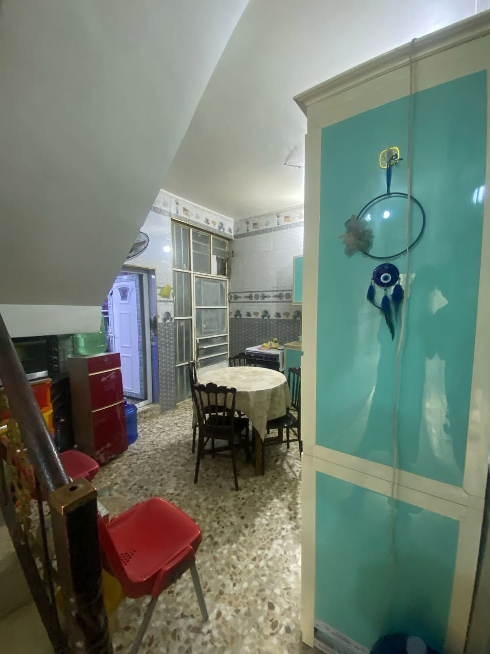 للبيع 50متر طابو صرف 
في منطقه حي السلام مقابل اعداديه 
صناعة المشتل
يحتوي على 
طرمه 
استقبال ممر مطبخ درج خدمات ترك
الطابق الاول 
غرفة نوم مع حمام داخلي 
غرفه نوم ثانيه
الطابق الثاني 
غرفه نوم 
حمام خارجي 
البيت ثلاث طوابق كامل بدون 
اي نقص بناء 2018
لمزيد من المعلومات 
الاتصال على مكتب عقارات القناة
***********
