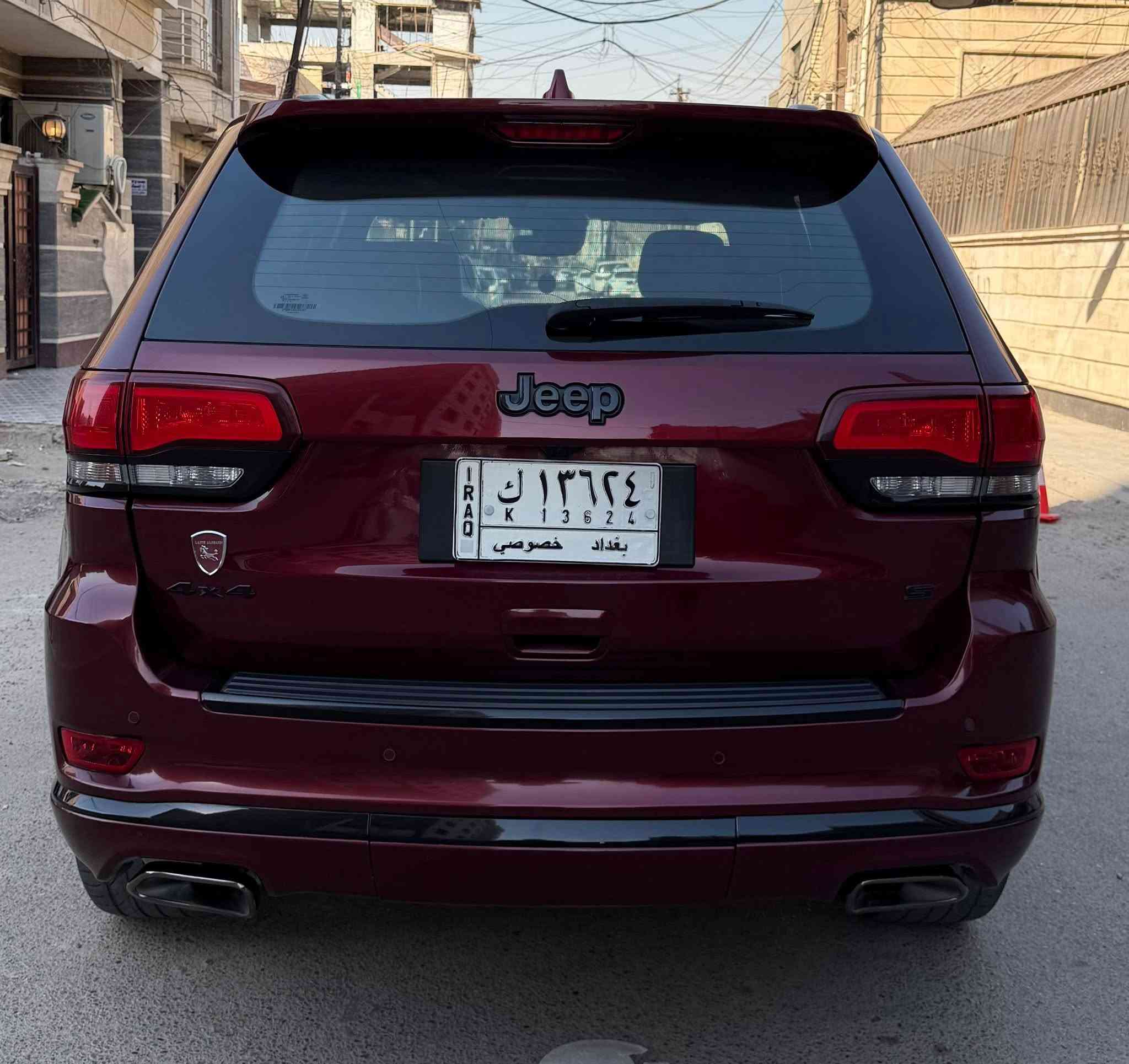 جيب كراند شيروكي لمتد S رادار .
الموديل : 2021 . (خليجي) . 
المحرك : V6.  3.6L .
العداد :    58الف مايل (94.450 كيلو) 
رقم الهاتف : *********** 
مكان السيارة : بغداد 
* المواصفات :
 * رادار مع مانع تصادم امامي . 
* تحذير الخروج عن المسار . 
* نقطة عمياء .
* دفع رباعي 4x4 . 
* فرش المقاعد من الجلد . 
* المقاعد الأمامية كهربائية .
* ذاكرة لحفظ وضعيات الجلوس . 
* المقاعد الأمامية مع تدفئة . 
* صف المقاعد الخلفية مع تدفئة . 
* ويل قياس 20 انج اسود لماع .
* مقود السائق كهربائي . 
* تدفئة ستيرن . 
* سقف بانوراما .
* شاشه 8.4 انج .
* نظام الملاحة (GPS) . 
* نظام خاص للطرق الوعرة . 
* مصابيح امامية زنون . 
* المصابيح الأمامية مع LED لايت . 
* كشافات الضباب زنون . 
* تشغيل عن بعد .
* صندوق كهربائي .
*  حساسات أمامية . 
*  حساسات خلفية .
* كاميرا خلفية .
* بخاخ ماء لتنظيف المصابيح الامامية .
* مرايا بخاصية التعتيم الذاتي . 
* مرايا جانبية قابلة للطي كهربائيا . 
* بلوتوث تلفون . 
* محدد سرعة . 
* نظام تشغيل واطفاء اوتماتيكي للمحرك للتوفير من صرف الوقود .
* نظام بريك اوتماتيكي . 

* السعر 36,000$ بي مجال للشراي
